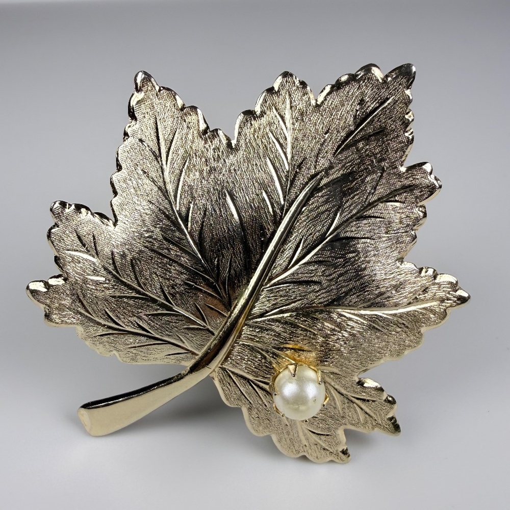 Sarah Coventry Maple Leaf Brooch